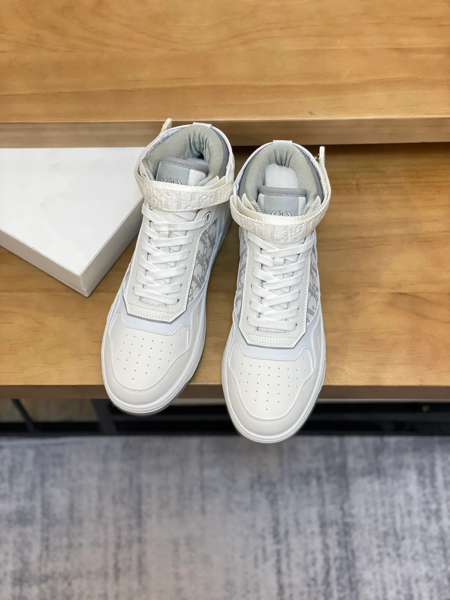 Men's shoes: 💰P460¥ Product trademark: Dior* "Dior*" high-top casual shoes Regular size: 38-44 (can be customized to 45.46) Product materials: Upper imported cowhide stitched with original fabric, breathable lining, original outsole. Number: 1006
